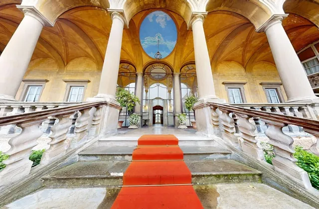 Villa Gromo, il salone con lo scalone e i soffitti affrescati